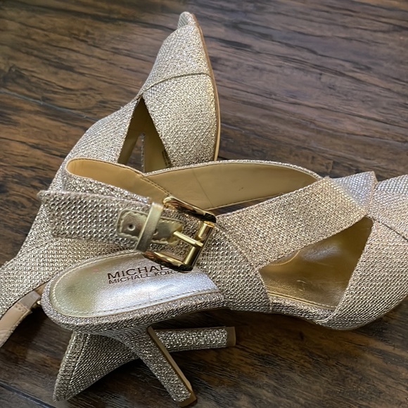 Michael Kors Gold metallic sandals - Picture 4 of 9